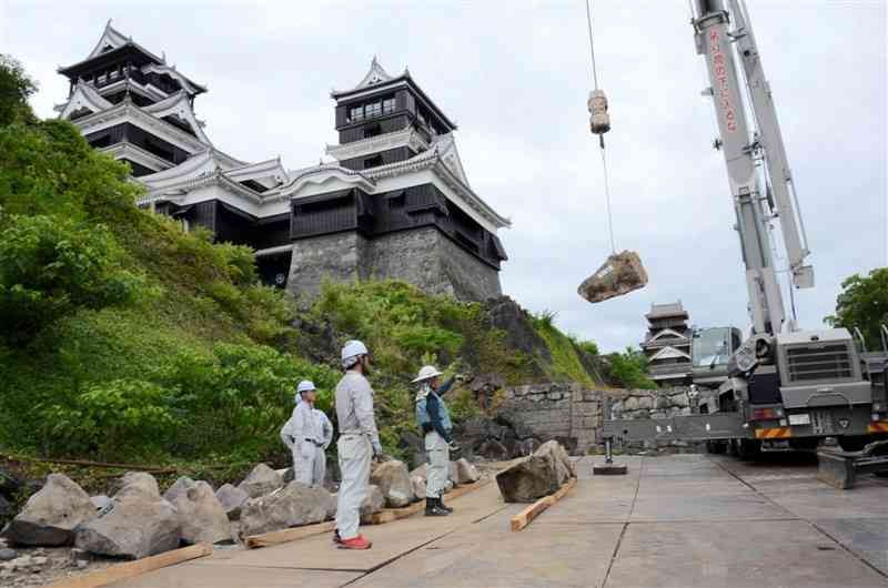 熊本地震で崩落した熊本城の石門周辺で、石をつり上げ回収する工事関係者＝4日午前、熊本市中央区（林田賢一郎）