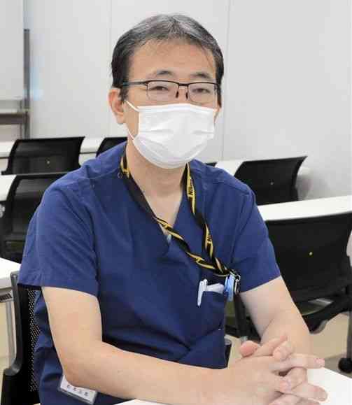 新型コロナの県内感染状況について語る熊本大大学院生命科学研究部小児科学講座の松本志郎准教授＝熊本市中央区