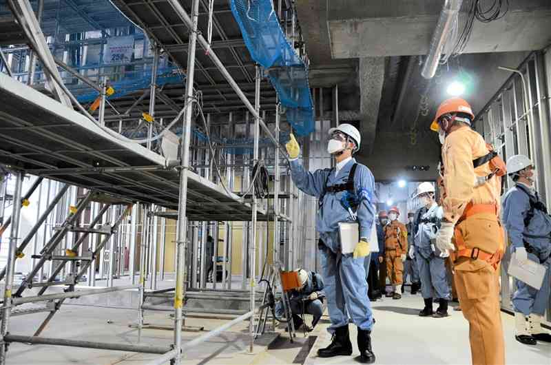 足場の安全状況を確認する熊本労働局の新田峰雄局長（中央）＝4日、熊本市中央区