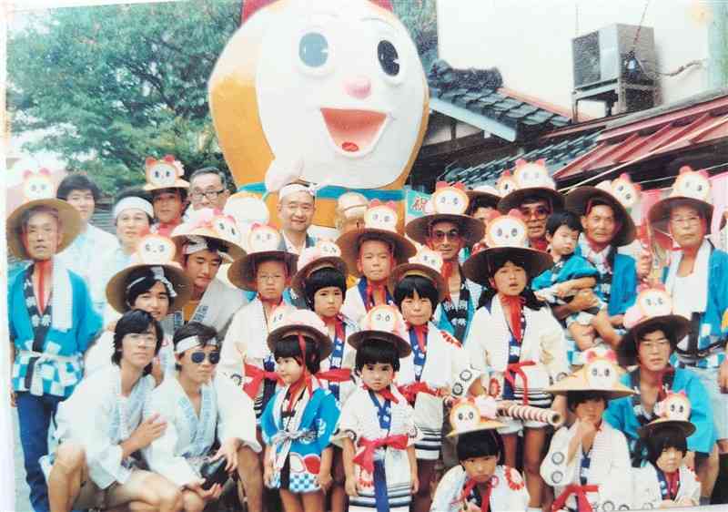 友人たちも遊びに来た昭和53年の八朔祭り。前列左から2番目のサングラスをかけているのが私