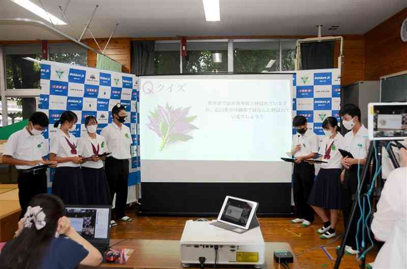 オンラインで沖縄と石川両県の小学生にスイゼンジナの魅力をプレゼンする西原中の生徒たち＝熊本市東区