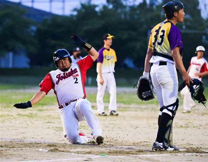 熱戦を展開する選手たち＝宇土市