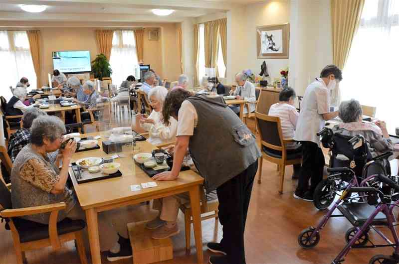 介護現場の職員たちは、新型コロナのリスクにさらされながら人々の暮らしを守る最前線で仕事を続けている＝熊本市中央区