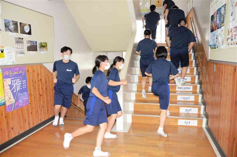 水害を想定した避難訓練で校舎3階へ駆け上がる姫戸中の生徒＝上天草市