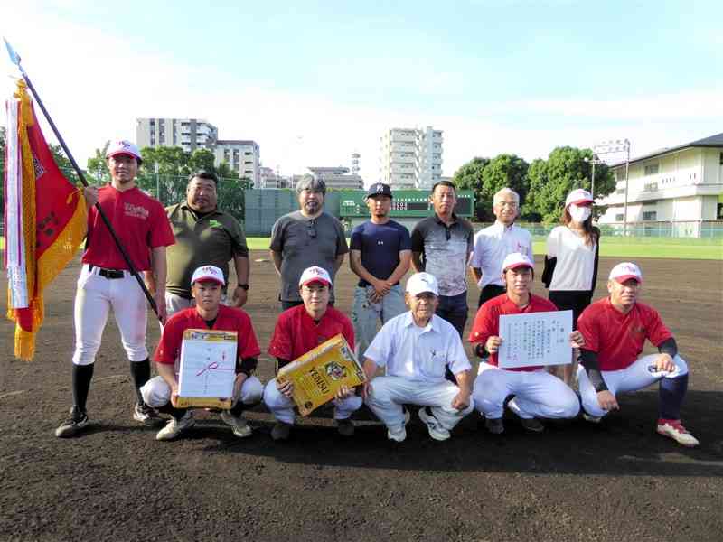 一般の部フレンドシップ部門を制した伊勢造園A＝水前寺野球場