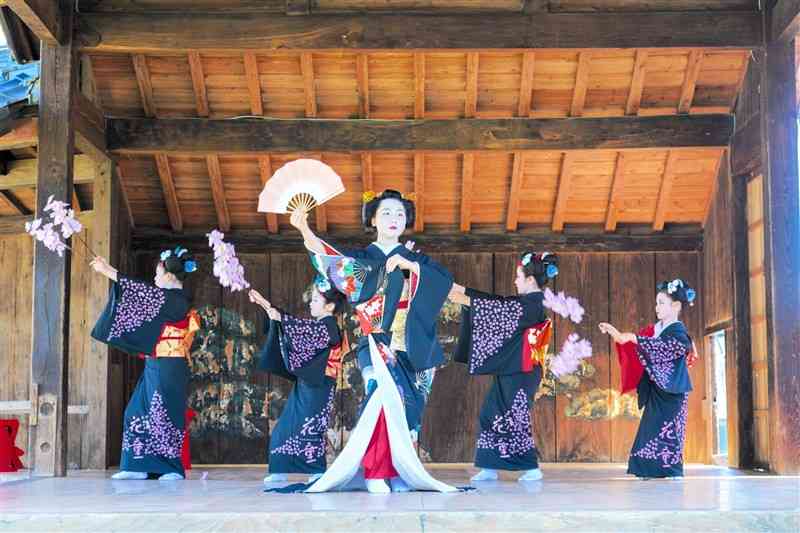 菊池松囃子能場で踊りを披露する舞踊団のメンバー＝3月、菊池市