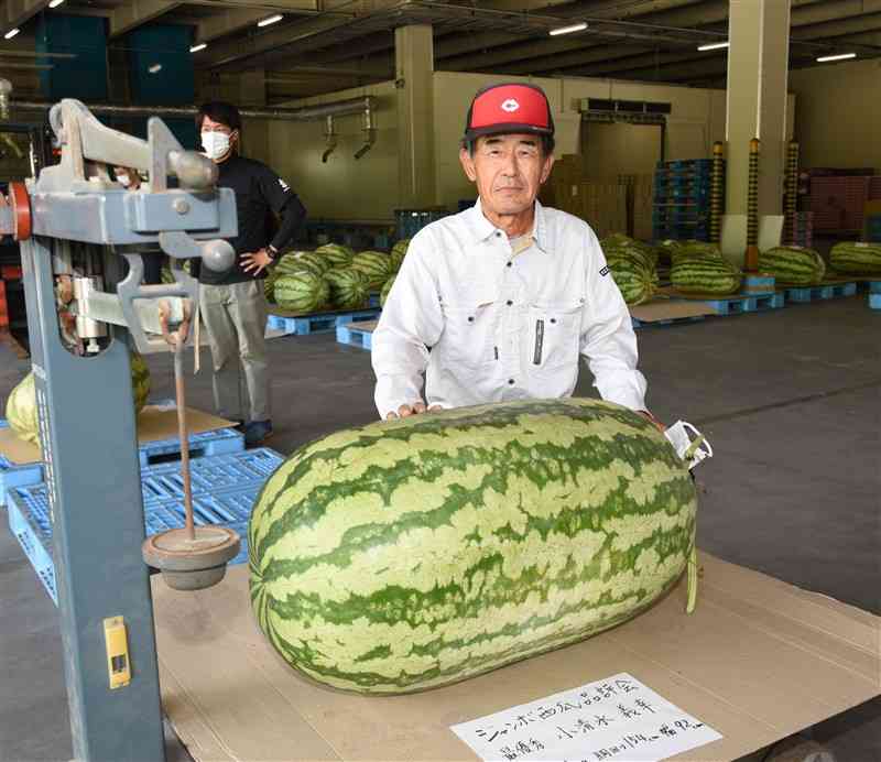 ジャンボスイカの品評会で、重量121キロの最優秀賞に輝いた小清水義幸さん＝熊本市北区植木町