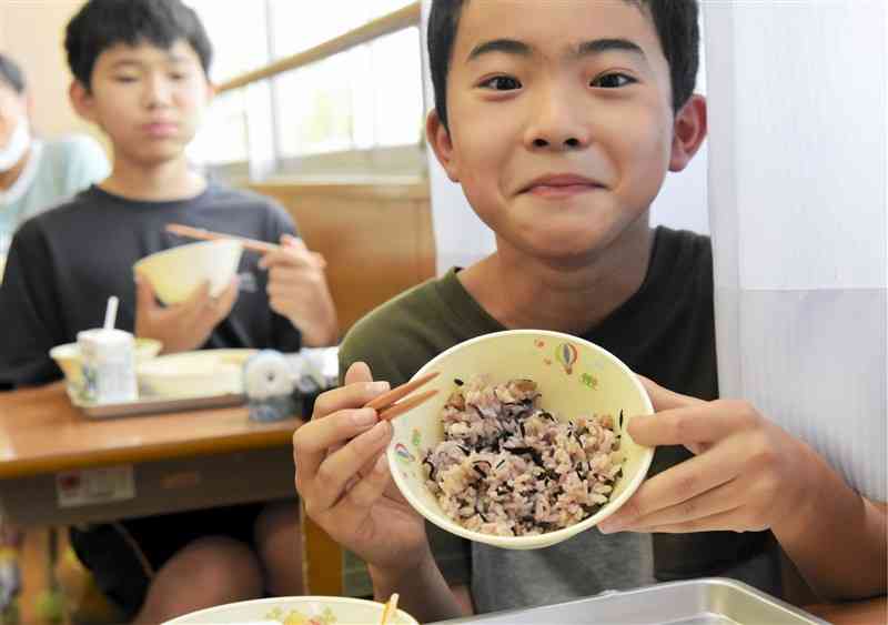 黒米やヒジキなどで石炭の黒さを表現した「石炭ざくざく豆ごはん」＝荒尾市