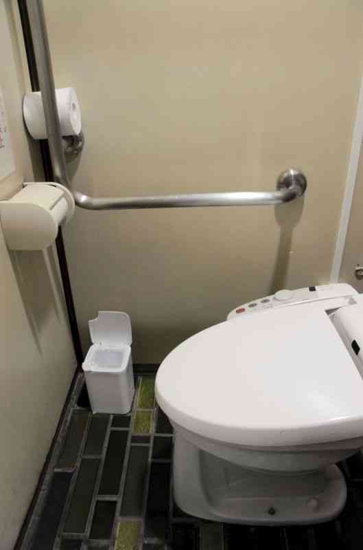 熊本市の中央区役所の男性トイレ床に設置されているサニタリーボックス＝同市中央区