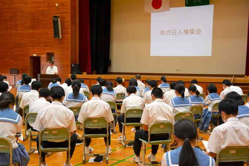 10年前に自ら命を絶った男子生徒の父親の手紙が読み上げられた「命の日人権集会」。中学生たちが熱心に聞いた＝8日、和水町