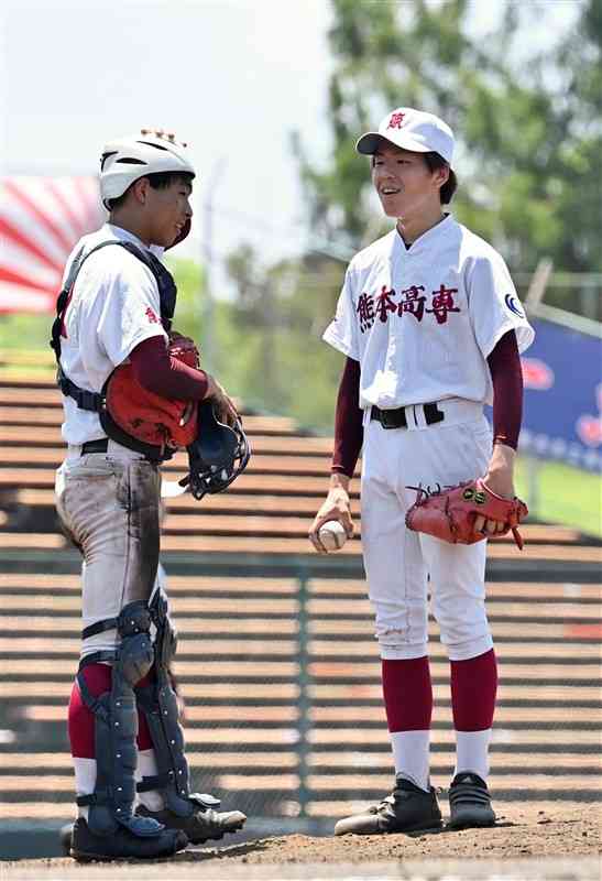 ：【高専熊本－東稜】2回裏のピンチで高専熊本の投手池崎（右）に声を掛ける捕手荒木＝リブワーク藤崎台（後藤仁孝）