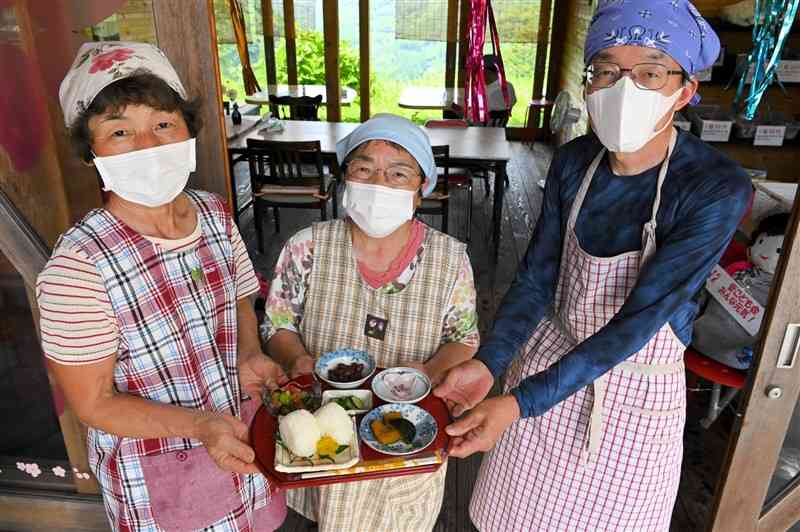 鮎の瀬交流館を運営する菅地区の住民有志と「おにぎりセット」＝山都町