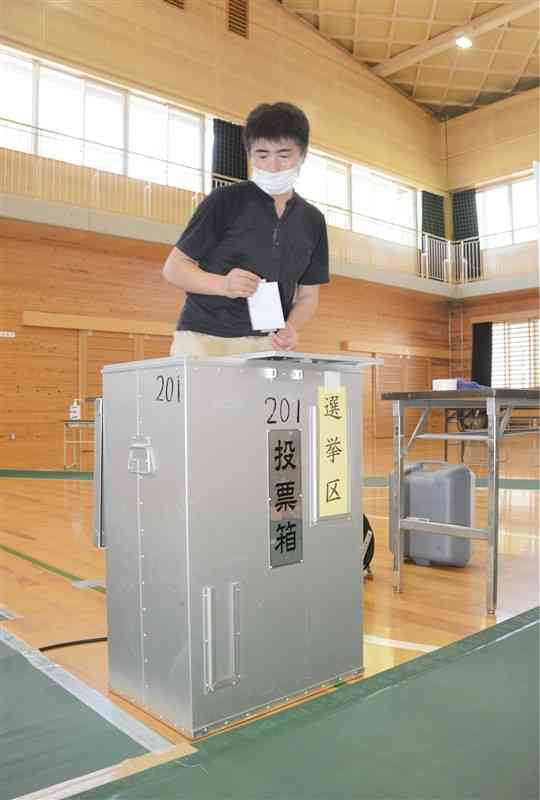 参院選の投票所を設営する熊本市職員＝9日、同市東区