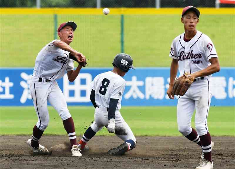 【ルーテル－上天草】5回裏、上天草無死一塁。池田の二ゴロで一塁へ送球し併殺を決めるルーテルの遊撃手野中（左）＝県営八代（小山真史）