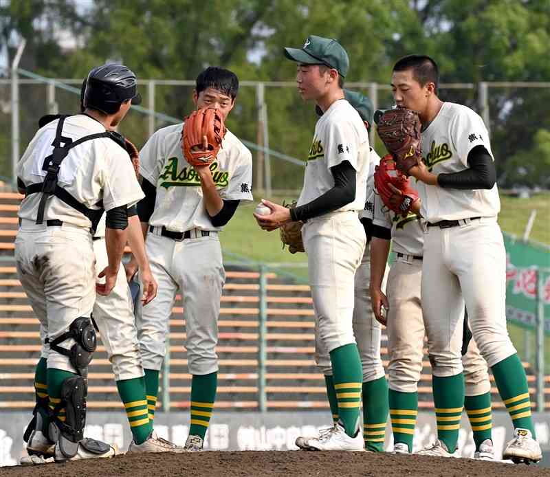 【八代工－阿蘇中央】5回表、1－2と勝ち越され、マウンドに集まる投手村山（中央右）ら阿蘇中央の選手たち＝リブワーク藤崎台（石本智）