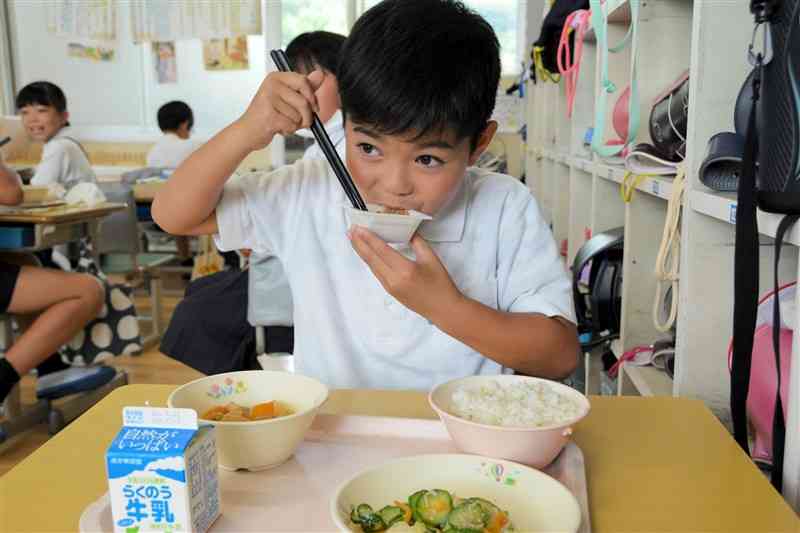 寄贈された納豆を食べる菊水小の4年生＝和水町