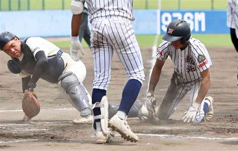 【城北－水俣】6回裏、城北2死満塁。志岐が中越えのランニング本塁打で生還。捕手諫山＝県営八代（横井誠）