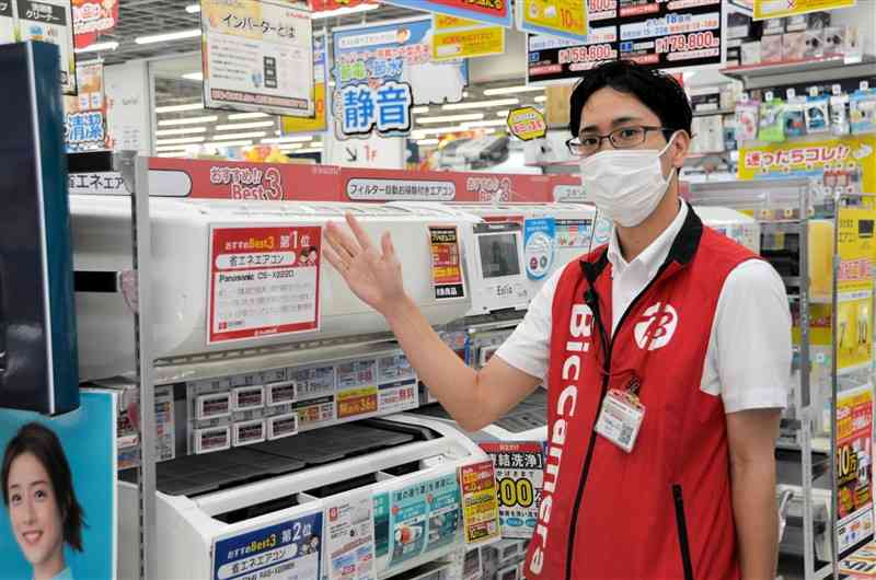 「ビックカメラアミュプラザくまもと店」のエアコン売り場。省エネ性能が高い機種が人気だ＝熊本市西区