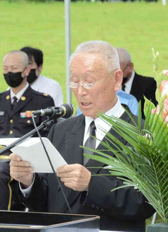 九州北部豪雨の追悼行事で遺族代表の言葉を述べる白石勲さん＝12日、阿蘇市