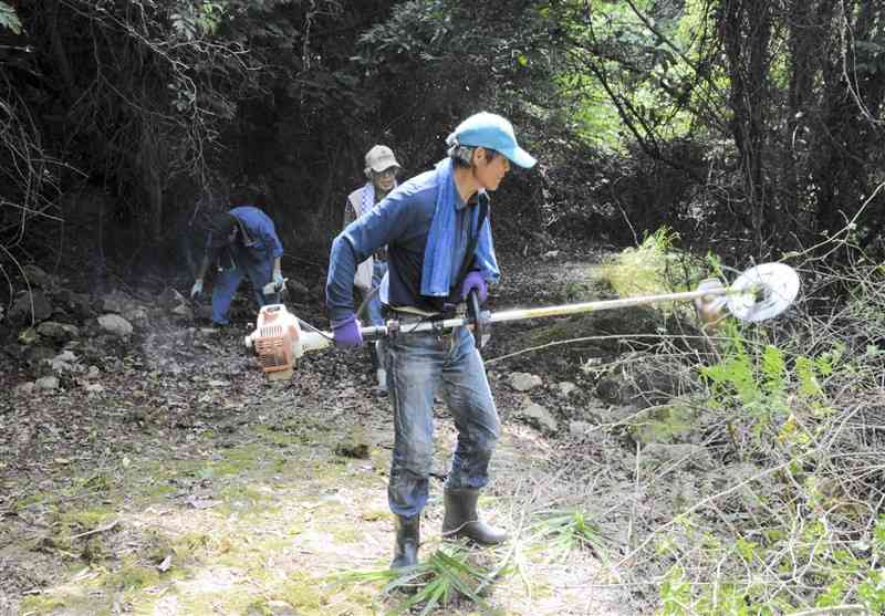 芦北町海浦の薩摩街道を整備する「芦北ななうら会」の会員＝芦北町