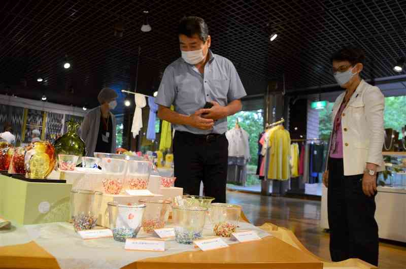 涼しげで多彩な色のグラスなどが並ぶ「涼の工芸展」＝熊本市中央区