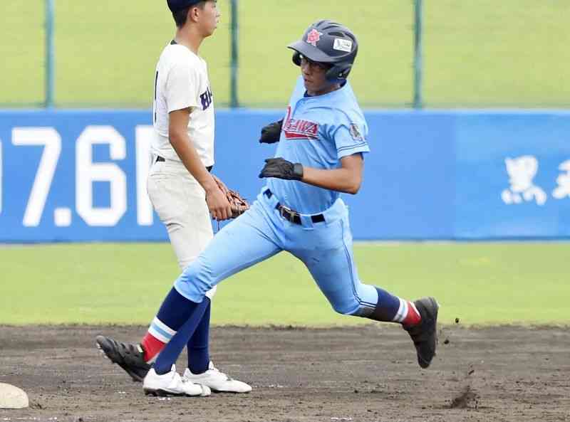 【小川工－八代東】5回裏、小川工1死二塁。倉田の中前二塁打で二走出口が三塁を回り生還。1－3とする＝県営八代（池田祐介）