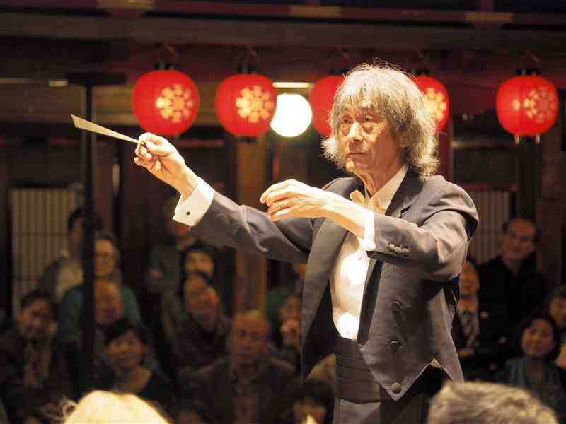 八千代座でタクトを振る世界的指揮者のケント・ナガノさん＝2019年11月、山鹿市