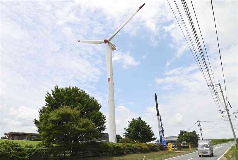 13日に解体工事が始まった「うぶやま牧場」の風車＝産山村