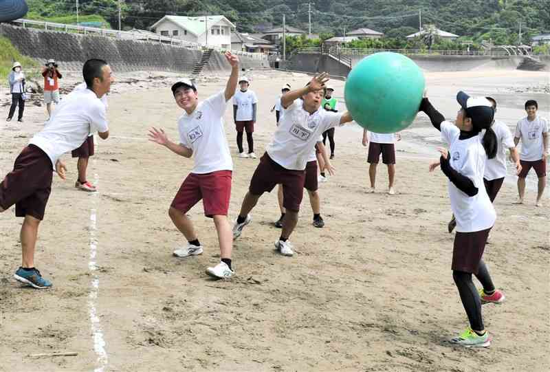 きれいになった砂月海水浴場でドッジボールのクラスマッチをする牛深高生＝天草市