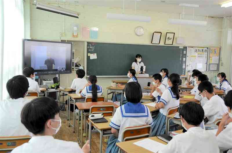 「しごと学びWEBライブ」を見る富合中の生徒＝熊本市南区