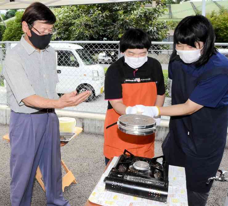 就労継続支援A型の利用者（中央）と豆を焙煎する「ブレンド珈琲俱楽部」のメンバー＝合志市
