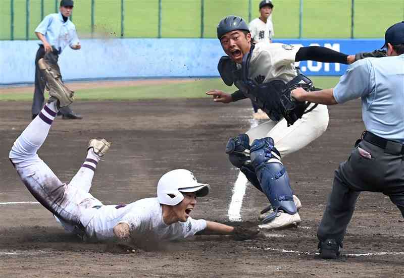 【熊本農－熊本】3回裏、熊本1死一、三塁。三走堤（左）が一走との重盗で本塁に生還。1－1とする。捕手植田＝県営八代（小野宏明）