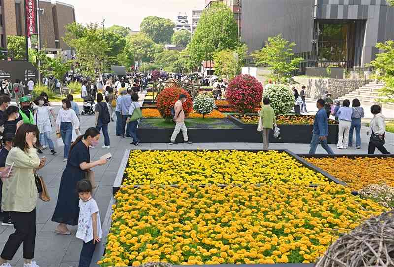 「くまもと花博」の最終日、多くの行楽客らでにぎわう花畑広場一帯。奥は熊本城大天守＝5月22日、熊本市中央区（小野宏明）