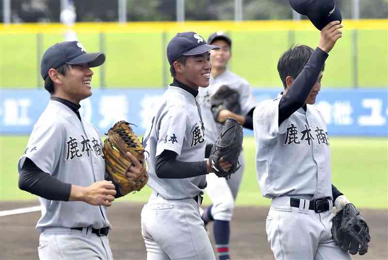 【鹿本商工－専大玉名】2回裏を無失点に抑え、笑顔でベンチに戻る投手酒井（中央）ら鹿本商工ナイン＝県営八代（池田祐介）