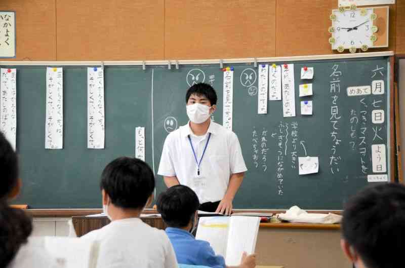 健軍東小の2年生に国語の授業をする神近陽彦さん＝熊本市東区