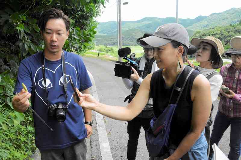 野草について解説をする植物研究家の山下智道さん（左）＝津奈木町