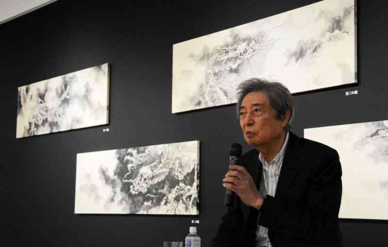 京都・龍安寺に奉納した襖絵「雲龍図」の下絵を前に、ウクライナ支援への思いを語る細川護熙さん＝6月3日、東京・銀座