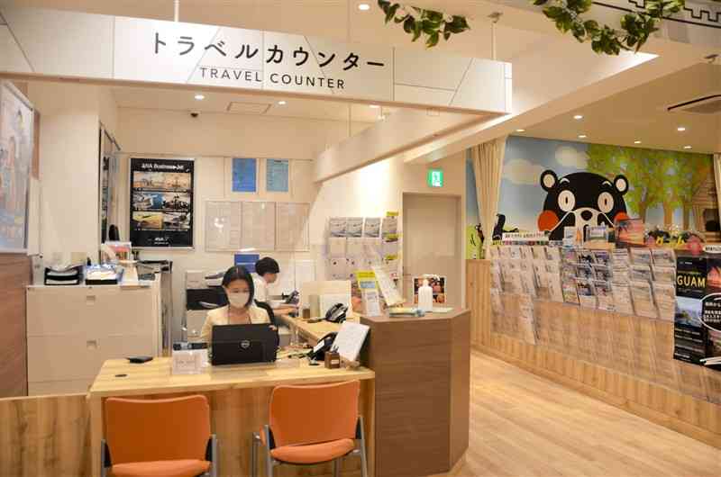 九州産交ツーリズムのトラベルカウンター。全国旅行支援の延期と県民割の延長で、「県内旅行などの予約が増える」と見通す＝14日、熊本市中央区