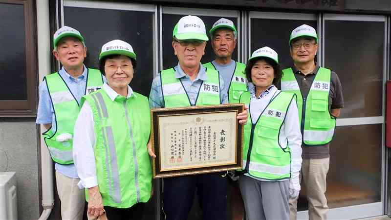 約20年、地域の巡回活動を続ける水俣市19区自治会のメンバー＝水俣市