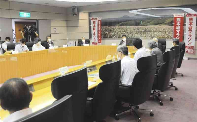 熊本城マラソンの募集開始時期などを決めた実行委員会＝熊本市中央区