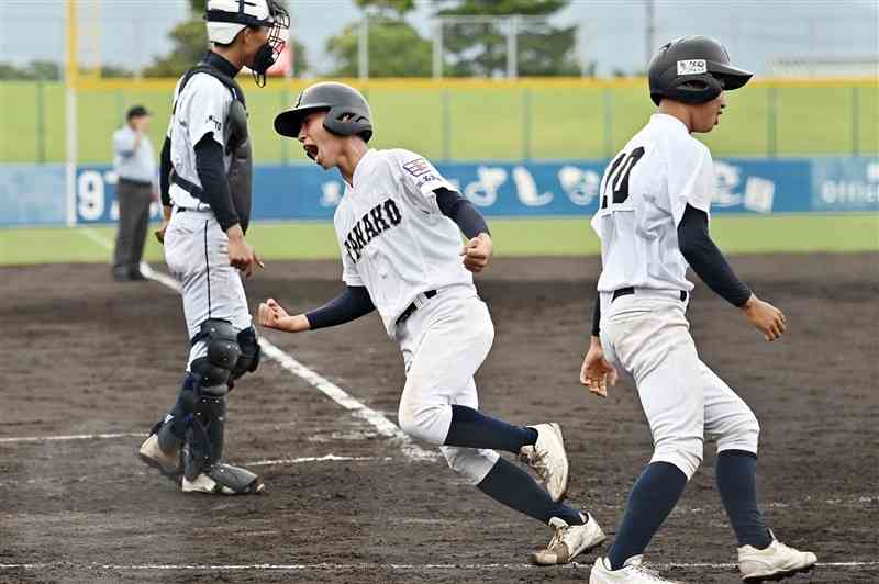 【熊本商－玉名工】5回表、玉名工2死三塁。中嶋の右前打で三走藤本（中央）が生還、3－3の同点に追い付く＝県営八代（後藤仁孝）