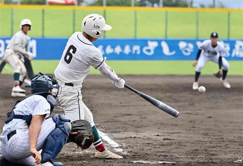 【宇土－有明】5回表、宇土1死三塁。澤野が左前適時打を放ち、1－5とする＝県営八代（後藤仁孝）