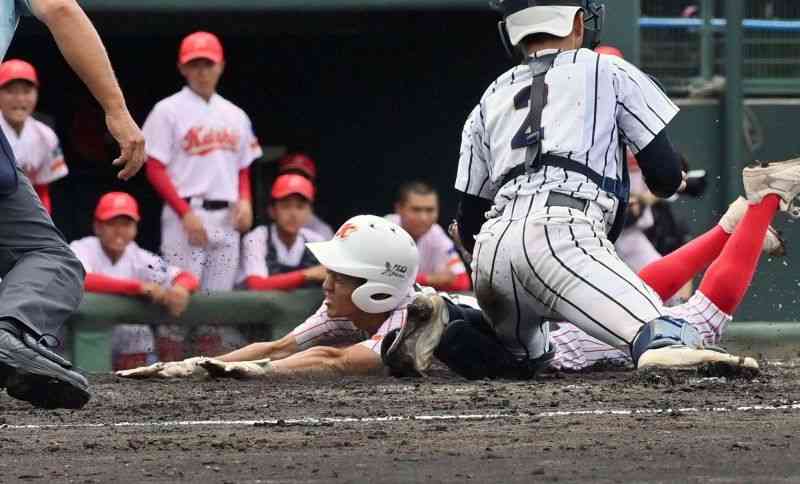 【学園大付－開新】3回裏、開新2死一、三塁。重盗で三走木原が生還。5－1とする＝リブワーク藤崎台（谷川剛）