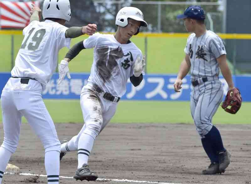 【南稜－八代】1回表、八代2死一塁。澤永の左中間三塁打で、三塁を回り生還する一走嶋田＝県営八代（池田祐介）