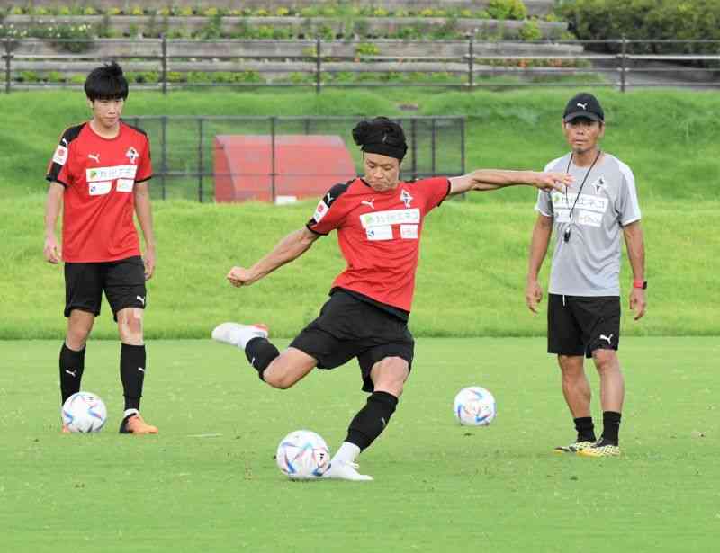 大木武監督（右）が見守る中、シュート練習に励むFW髙橋利樹（中央）とFW土信田悠生＝県民総合運動公園サッカー場