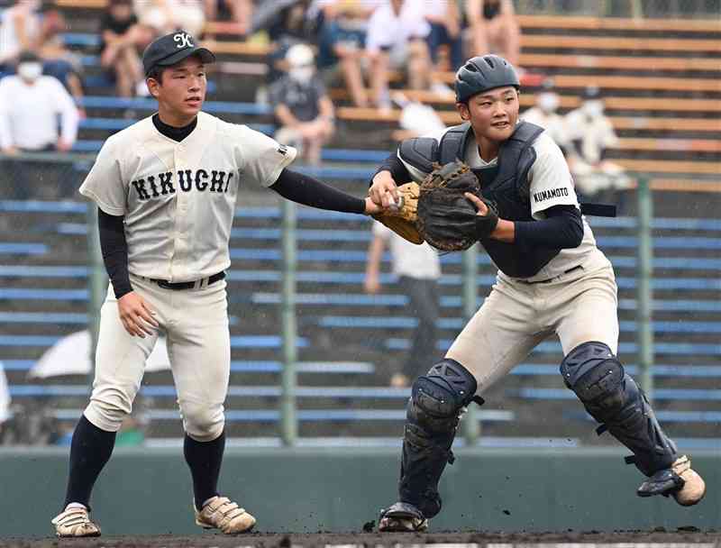 【九州学院－菊池】3回裏、九州学院無死一、二塁。犠打を処理する菊池の捕手田中。左は先発の齊藤＝リブワーク藤崎台（小野宏明）