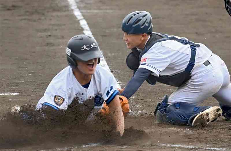 【文徳－翔陽】8回表、文徳2死一、三塁。片山の打席で重盗を決め、三走前田が生還。2－1と勝ち越す。右は翔陽の捕手高群＝県営八代（石本智）