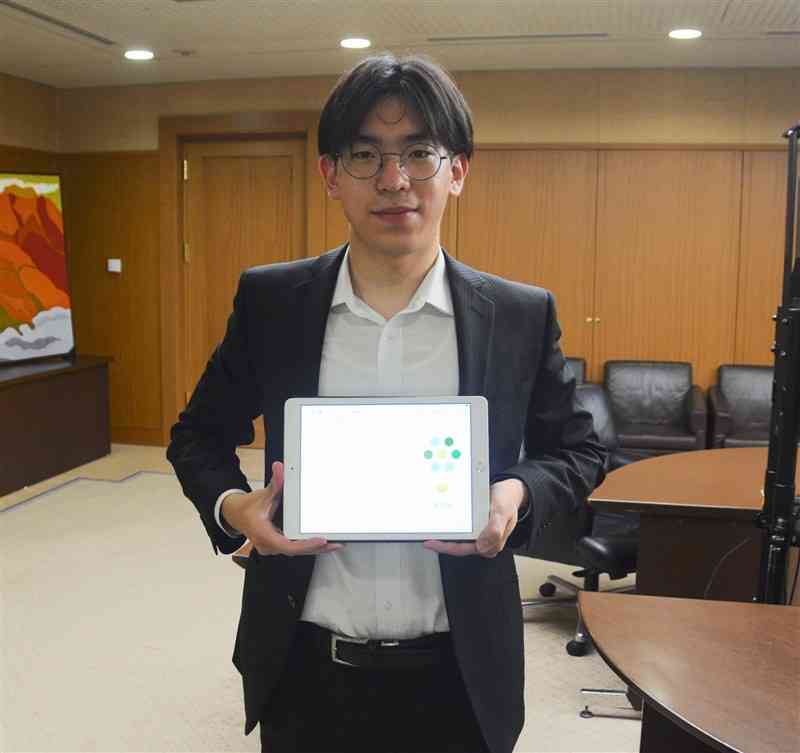 米アップルの学生向けコンテストで入賞した県立大4年の中村優太さん＝県庁