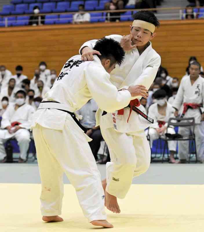 【柔道・男子個人50キロ級決勝】古閑迫青海（桜木、左）を攻める堀太雅（東町）＝山鹿市総合体育館