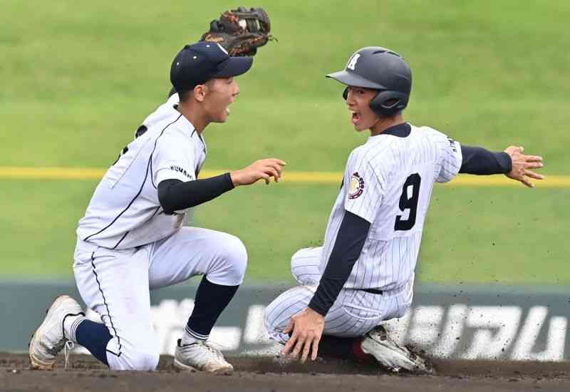 【熊本商－有明】5回裏、有明1死一塁。二盗を決める一走森。左は熊本商の遊撃手古田＝リブワーク藤崎台（石本智）